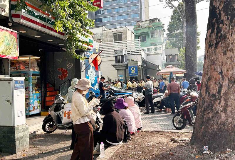 Người dân chờ giao dịch vàng ở cửa hàng SJC trên đường Nguyễn Thị Minh Khai sáng ngày 4.5. Ảnh: Hạ Mây