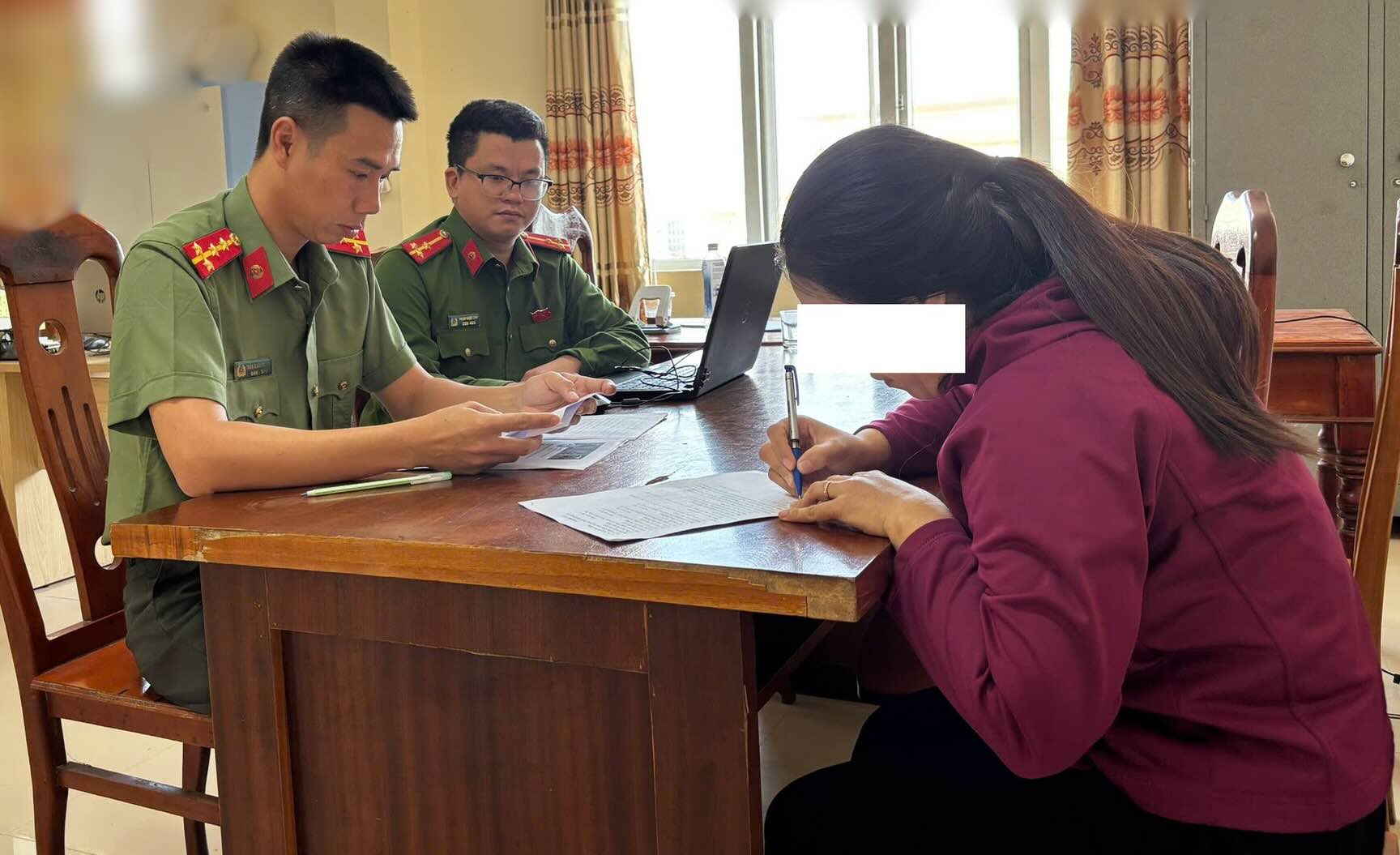 Lực lượng chức năng xử lý trường hợp chia sẻ thông tin sai sự thật. Ảnh: Công an xã Quảng Trạch