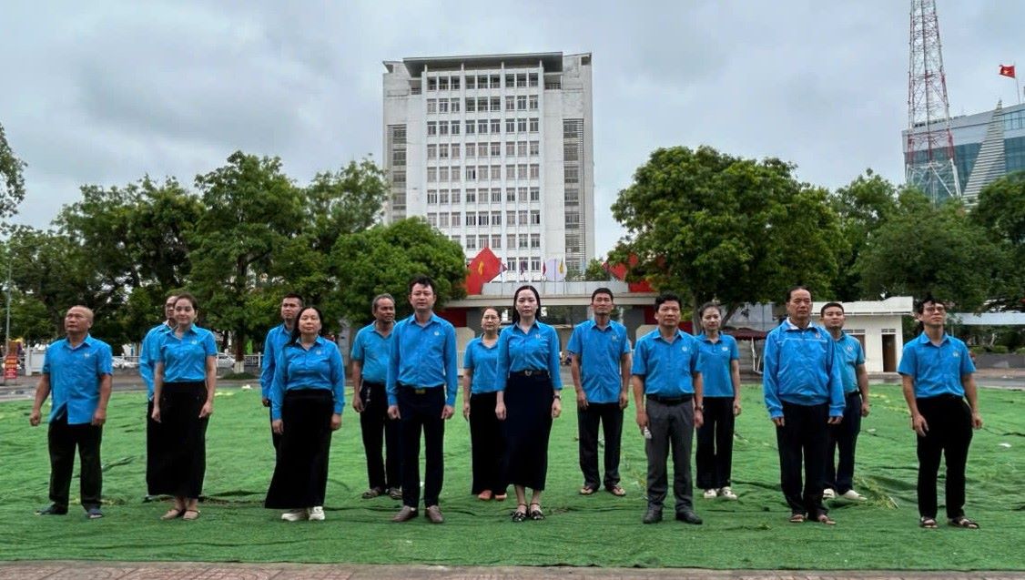 Grassroots Trade Unions in Nghe An organize flag salutes at the beginning of the week, arousing patriotic emulation spirit. Photo: Nghe An Trade Union