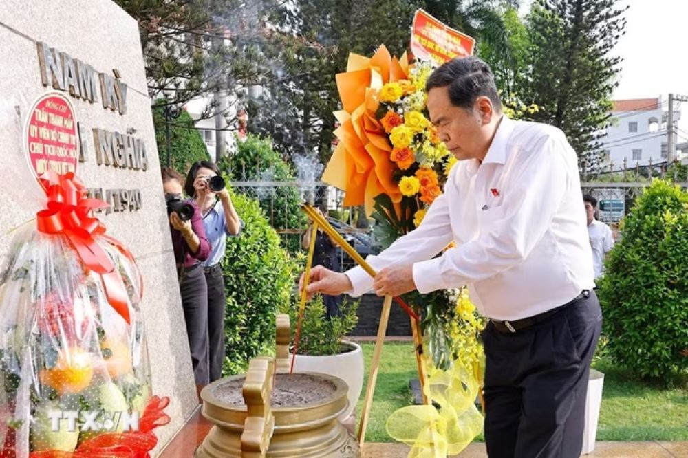 National Assembly Chairman Tran Thanh Man offers incense at the National Historical and Cultural Relic Hoc Mon District Palace. Photo: VNA