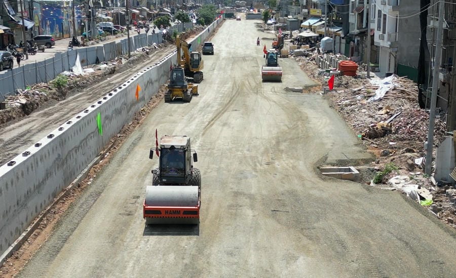 Many sections on Ring Road 1 are in the process of completion, ready to enter the first layer of asphalt concrete paving. Photo: Huu Vu