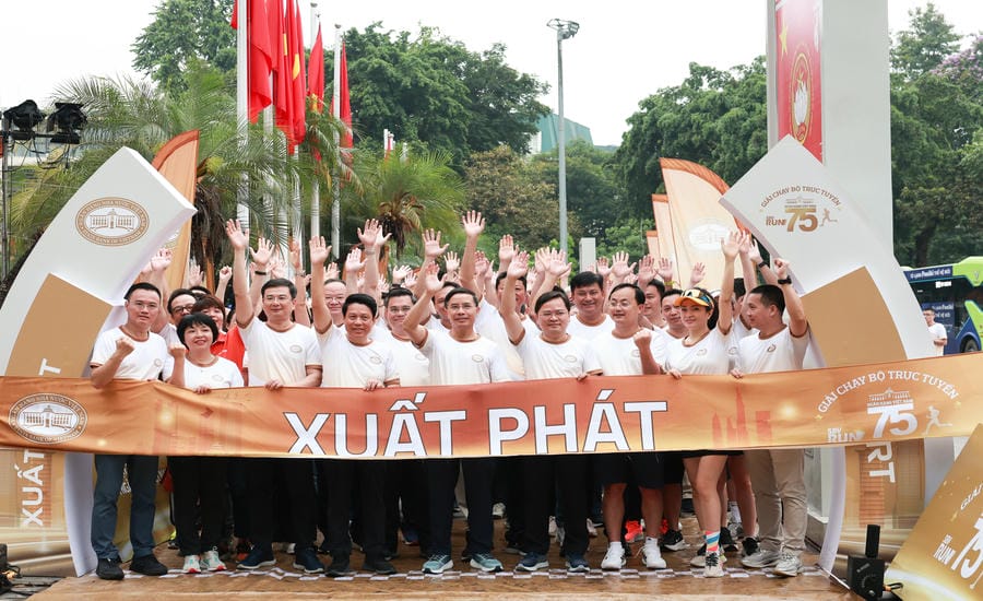 Member of the Party Central Committee, President of the Vietnam General Confederation of Labor Nguyen Anh Tuan (top row, 3rd from right) and Member of the Party Central Committee, Governor of the State Bank of Vietnam Pham Duc An (top row, 4th from right) with athletes in front of the starting line, participating in the online running tournament "75 years of Vietnam Bank". Photo: Hai Nguyen
