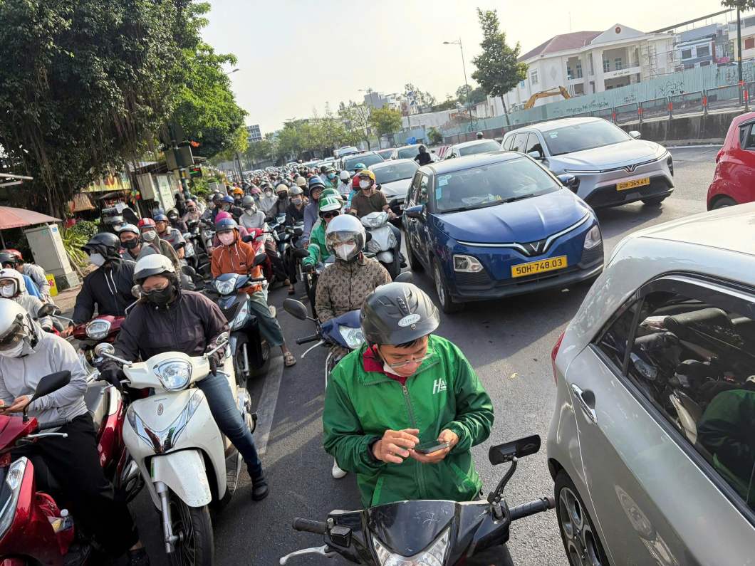 Đoạn Phạm Văn Đồng giao với đường Tô Ngọc Vân. Ảnh: Anh Tú