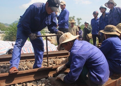 The Vietnam Railway Trade Union will coordinate with professional departments to improve working and living conditions for workers. Photo: VNR