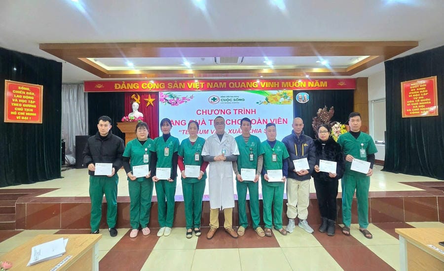 Cuoc Song General Hospital presents many gifts to union members in difficult circumstances, contributing to encouraging, sharing and helping workers. Photo: Xuan Tung