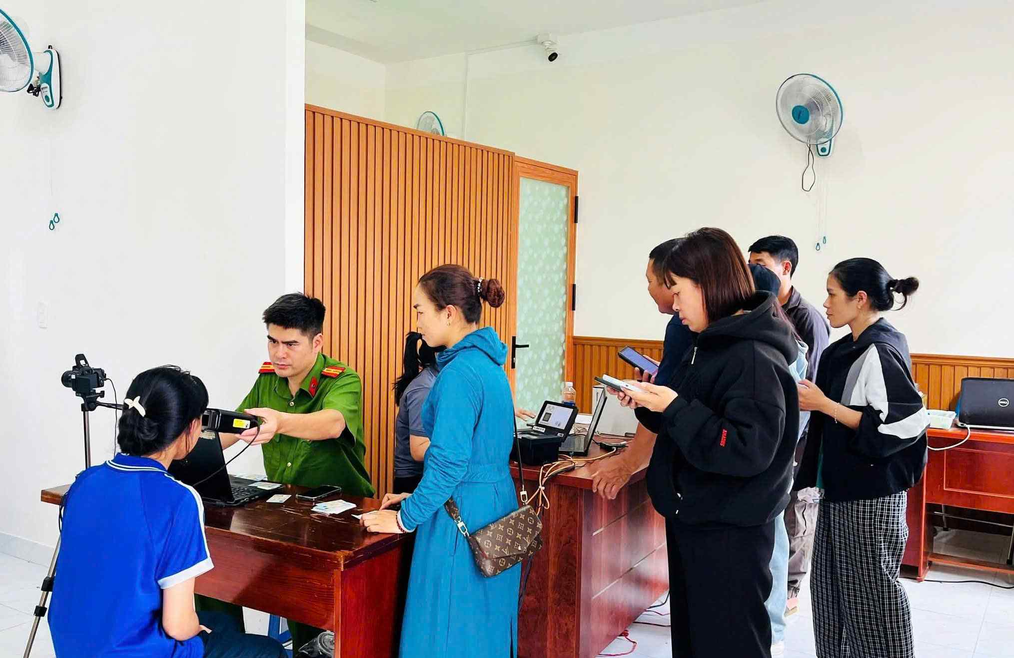 Công an phường 2 Bảo Lộc tổ chức cấp định danh điện tử mức độ 2 cho trẻ em, học sinh trong những ngày nghỉ lễ. Ảnh: Phúc Khánh 