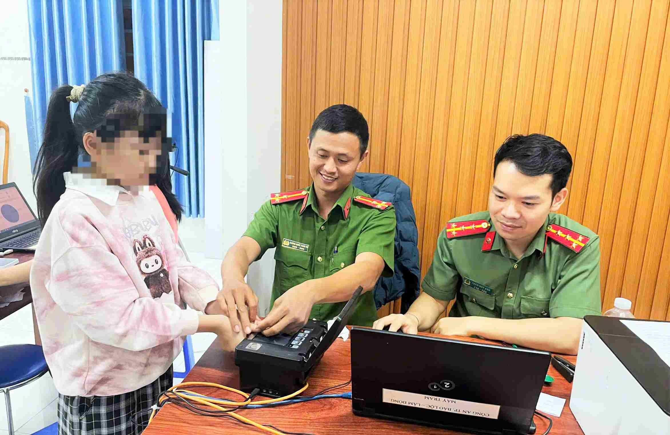 Local police in Lam Dong province are accelerating the progress of electronic identification level 2 for children and students. Photo: Phuc Khanh