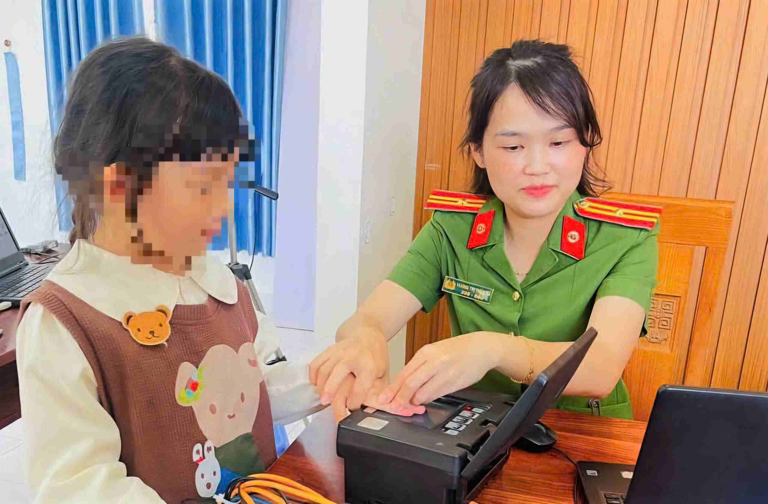 Với phương châm “làm hết việc, không làm hết giờ”, Công an các địa phương trong tỉnh Lâm Đồng dốc toàn lực cấp định danh điện tử cho trẻ em, học sinh. Ảnh: Phúc Khánh 