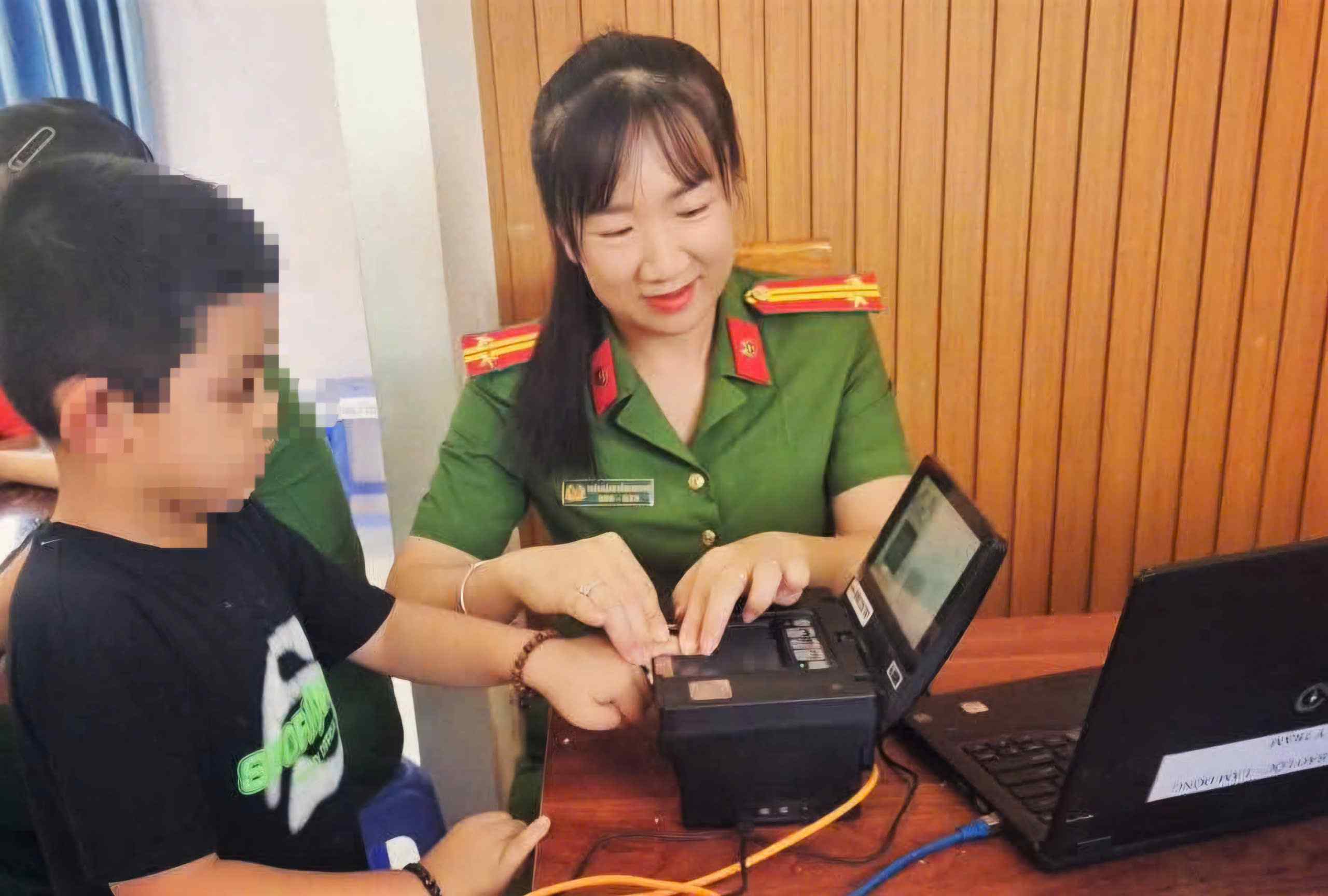 Cán bộ Công an phường 2 Bảo Lộc niềm nở, tận tình cấn căn cước công dân cho trẻ em. Ảnh: Phúc Khánh 