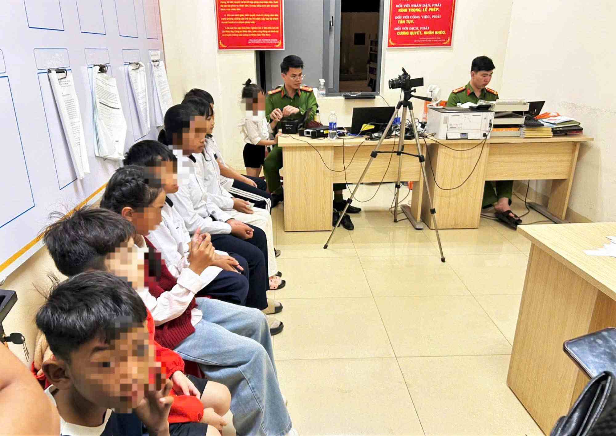 Công an các địa phương trên địa bàn tỉnh Lâm Đồng triển khai cấp tài khoản định danh điện tử cho trẻ em. Ảnh: Công an cung cấp 