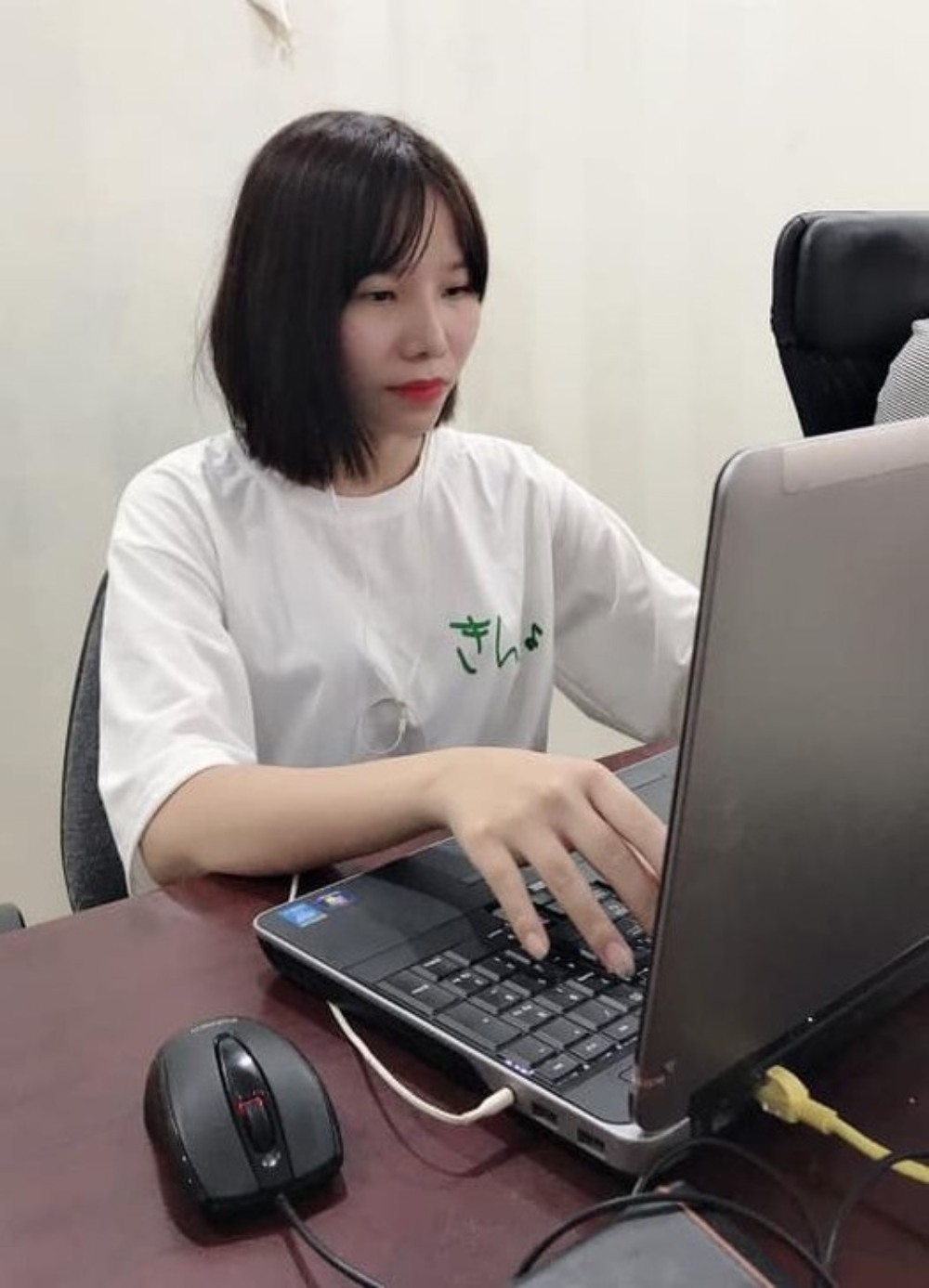 Chị Lê Thị Tâm thừa nhận sự phát triển nhanh chóng của AI khiến chị lo lắng về nguy cơ bị đào thải. Ảnh: Minh Phương