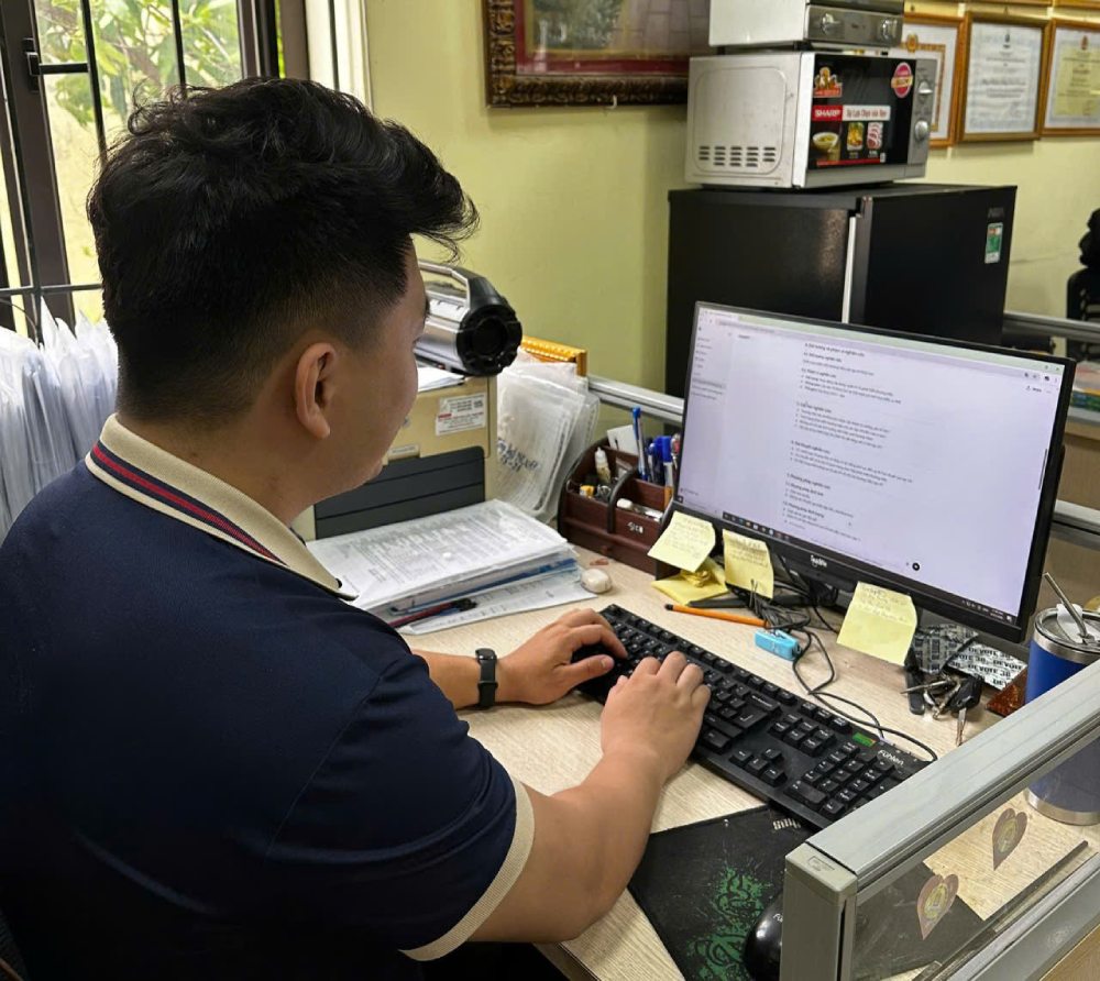 Mr. Nguyen Van Dat said that since using AI, his work has been somewhat less stressful. Photo: Quynh Chi