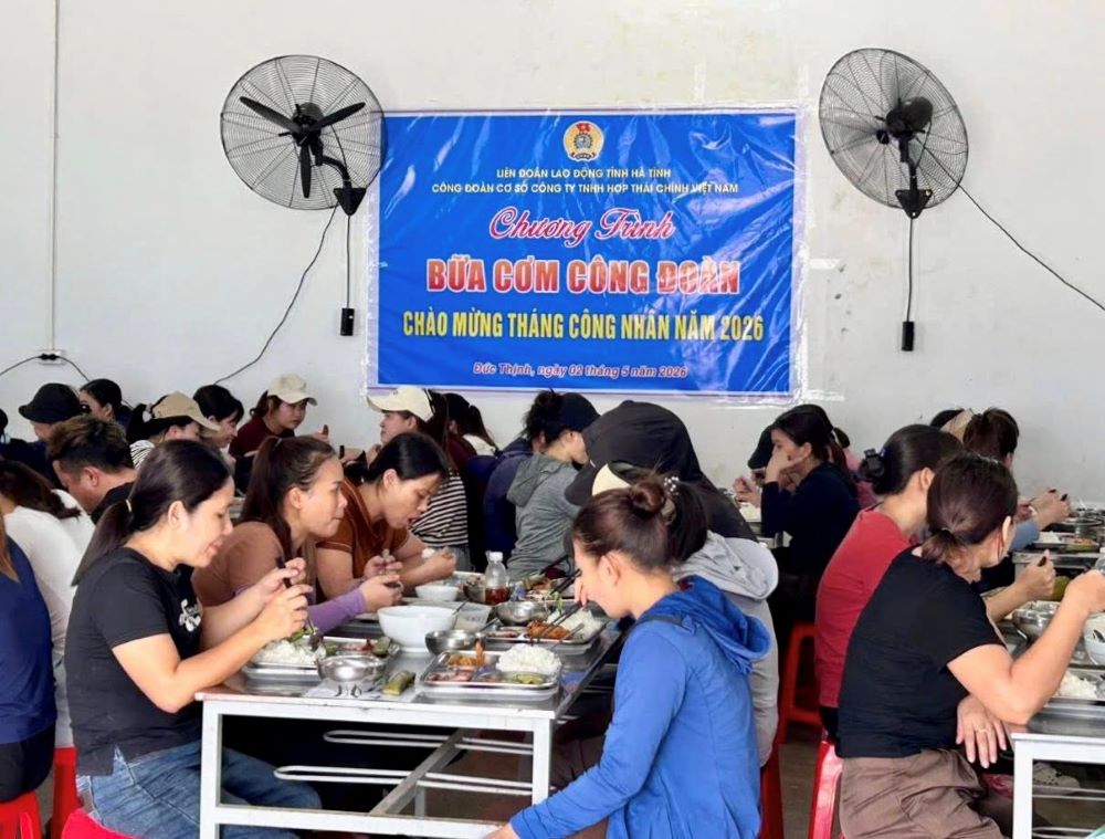Hop Thai Chinh Vietnam Co., Ltd. organized a warm "Trade Union Meal" program for union members and workers. Ha Tinh Trade Union