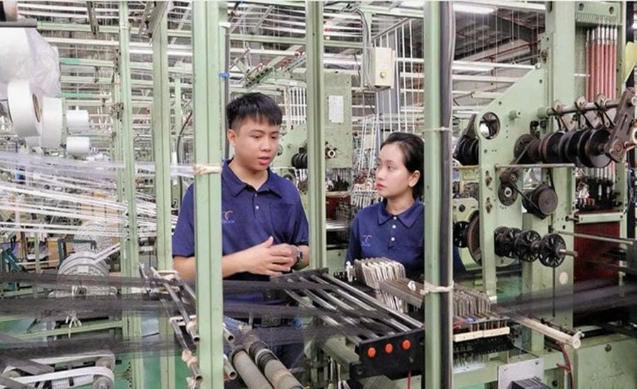 The initiative to improve weaving machines by workers of Da Nang Telala Co., Ltd. helps save 10% of raw materials and brings in hundreds of millions of VND in revenue each month. Photo: Tran Thi