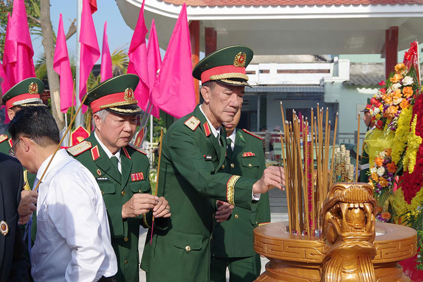 Các đại biểu thành kính dâng hoa, dâng hương tưởng niệm anh linh các bậc tiền bối cách mạng, các đội viên Đội du kích Vũ Hùng. Ảnh: Quang Cường
