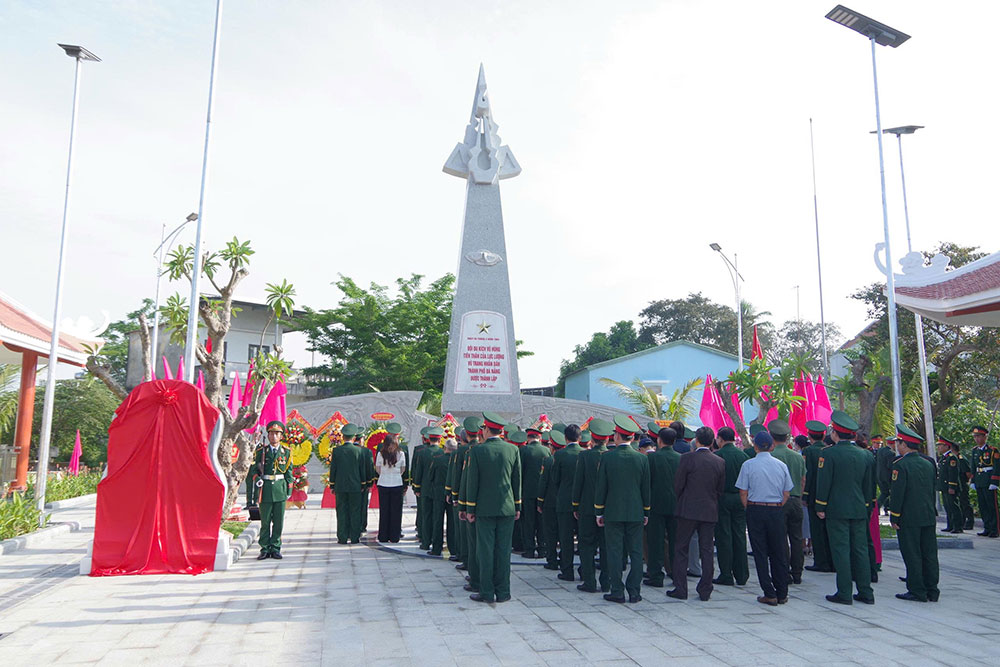 Lãnh đạo Quân khu 5, lãnh đạo thành phố và Thủ trưởng Bộ CHQS thành phố  Đà Nẵng thực hiện nghi thức cắt băng khánh thành, khánh thành bia di tích, trồng cây lưu niệm, ghi sổ lưu niệm và tham quan khu di tích. Ảnh: Quang Cường