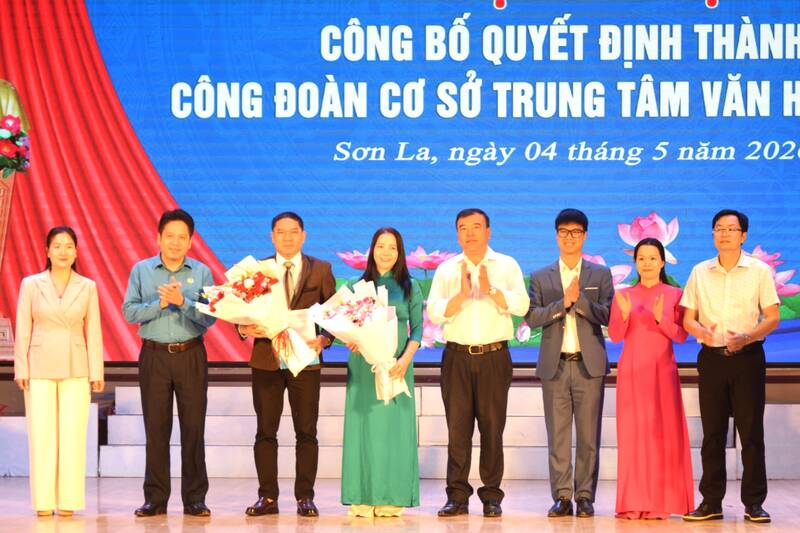 Leaders of the Son La Provincial Labor Federation present decisions to establish the grassroots Trade Union of the Son La Provincial Culture and Sports Center. Photo: Truong Son