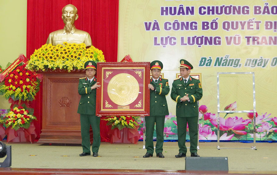 Bộ CHQS thành phố Đà Nẵng đón nhận Biểu tượng trống đồng của Đảng ủy, Bộ Tư lệnh Quân khu 5. Ảnh: Quang Cường