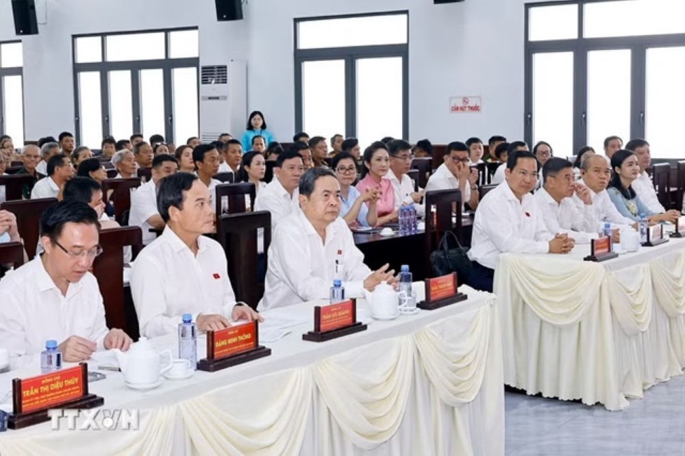 Chủ tịch Quốc hội Trần Thanh Mẫn cùng lãnh đạo TPHCM tham dự buổi tiếp xúc cử tri. Ảnh: TTXVN
