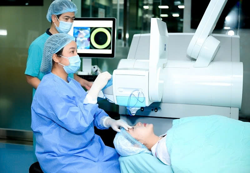 BS Phạm Thị Hằng - Trưởng khoa Khúc xạ BV Mắt Quốc tế DND đang phẫu thuật TKX bằng phương pháp Smile pro cho bệnh nhân