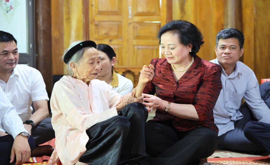 Party Central Committee Secretary, Deputy Prime Minister Pham Thi Thanh Tra visits and presents gifts to Vietnamese Heroic Mother Ha Thi Hao in Lao Cai on April 28. Photo: VGP