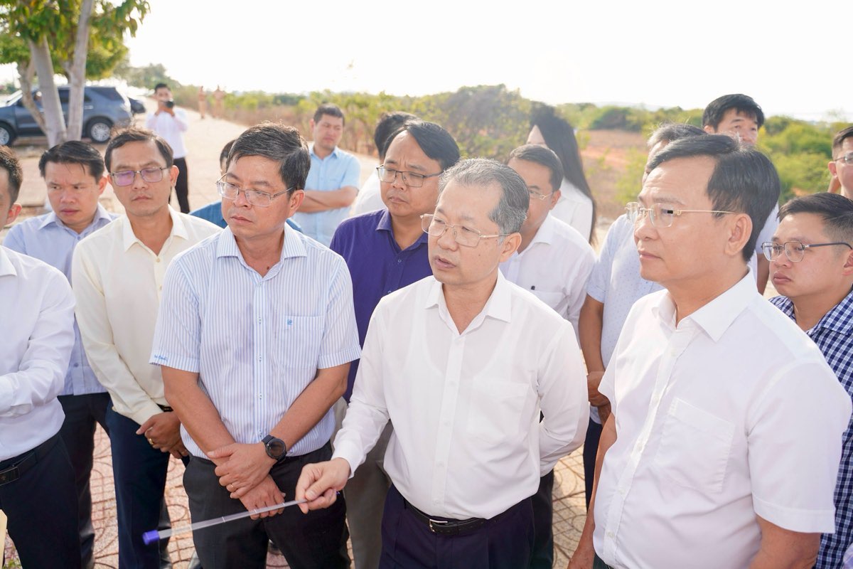 Ông Nguyễn Văn Quảng - Bí thư Trung ương Đảng, Chánh án Tòa án nhân dân tối cao khảo sát thực tế một số dự án động lực dọc tuyến đường 706B - phía Đông tỉnh Lâm Đồng. Ảnh: Hữu Tri