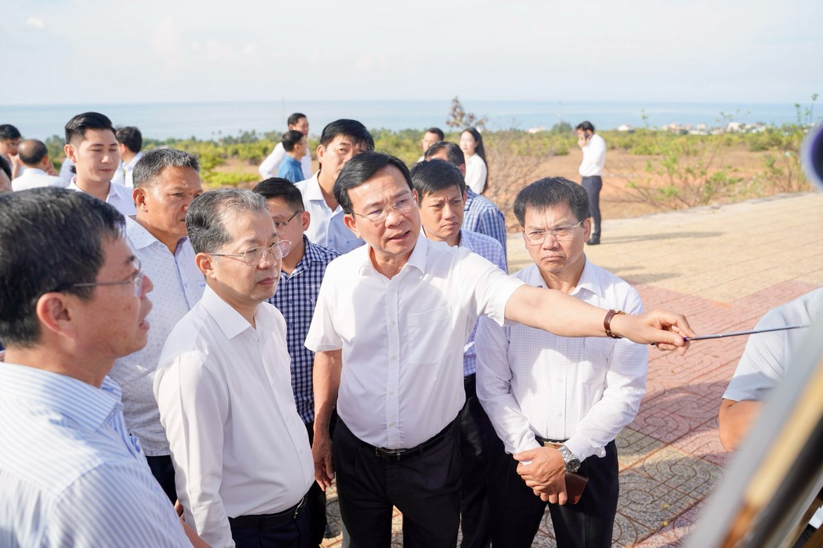 Ông Hồ Văn Mười, Ủy viên Ban Chấp hành Trung ương Đảng, Phó Bí thư Tỉnh uỷ, Chủ tịch UBND tỉnh báo cáo tình hình triển khai các dự án. Ảnh: Hữu Tri