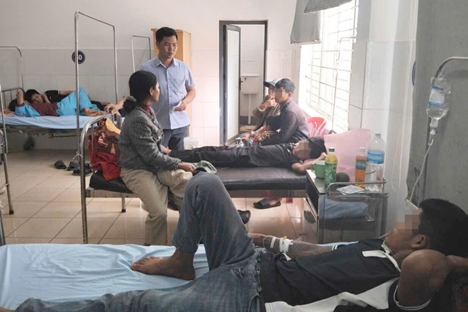 After dozens of people were hospitalized due to suspected food poisoning, functional agencies administratively fined the bread business establishment. Photo: Quang Nhat