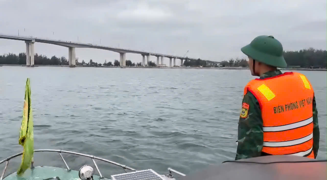 Border guards and functional forces organize the search for victims. Photo: Vo Tien.