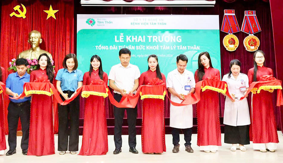 Les délégués effectuent la cérémonie d'inauguration de la ligne d'assistance téléphonique de conseil en santé mentale à Nghệ An. Photo: Ngọc Anh