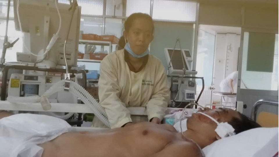 Mr. Vo Minh Tam suffered a traumatic brain injury after a traffic accident, and is in a deep coma at Nguyen Dinh Chieu hospital. Photo: Commune Red Cross Society of Giong Trom
