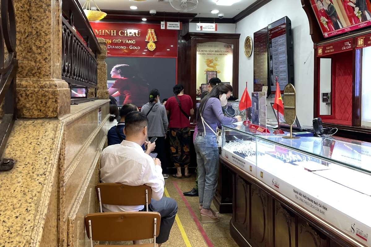 Gold prices have adjusted upwards after a series of sideways days, stores do not limit the maximum purchase quantity. Photo: Ha Linh