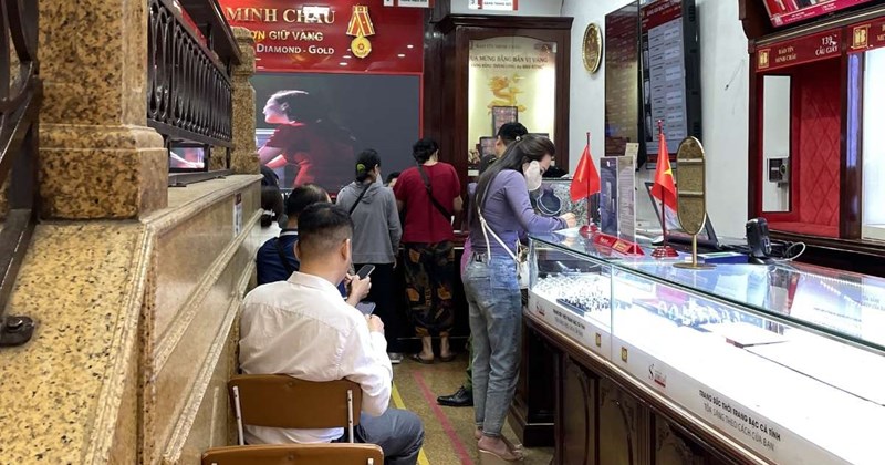 Giá vàng tăng nhẹ, cửa hàng ghi nhận khách bán vàng