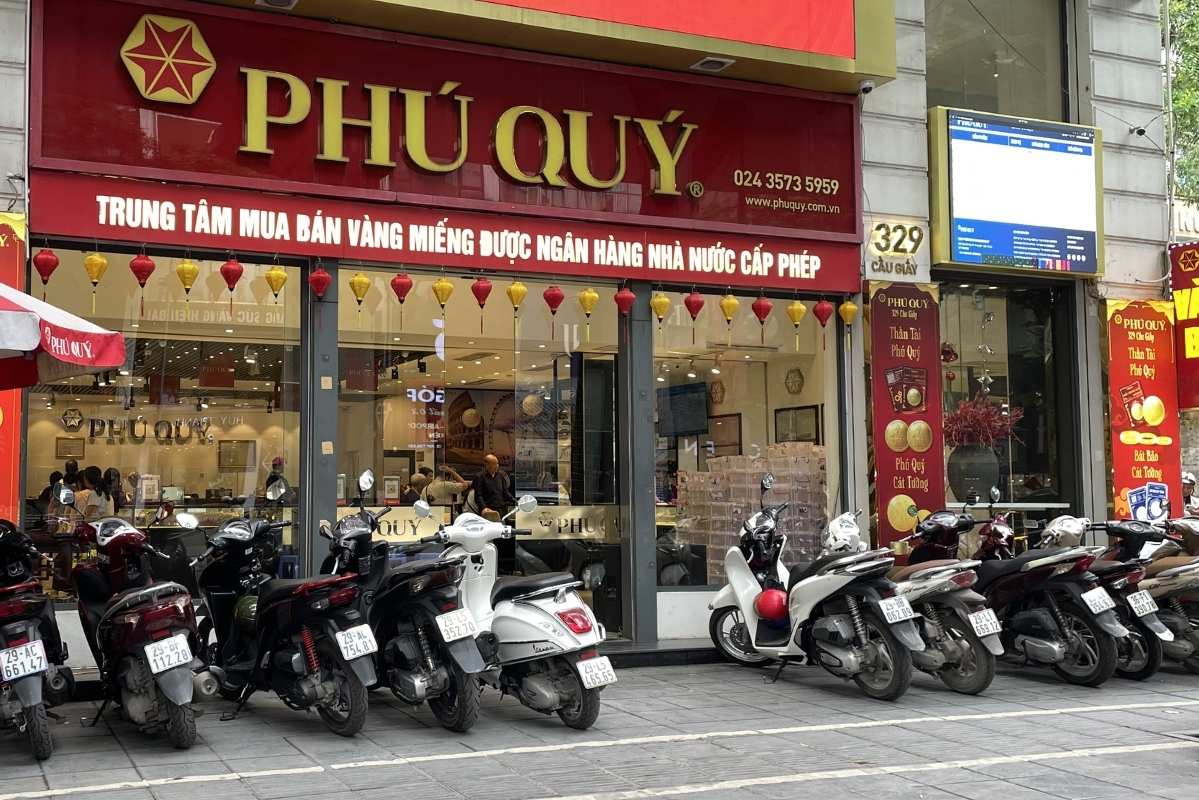 Cửa hàng vàng trên con phố Cầu Giấy ổn định, giao dịch thông thoáng. Ảnh: Hạ Linh 