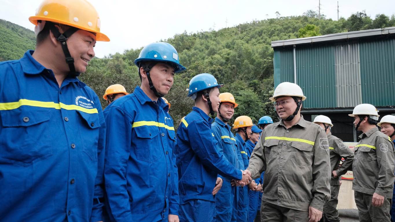 Mr. Nguyen Anh Tuan - Member of the Party Central Committee, Chairman of the Vietnam General Confederation of Labor visits and encourages workers. Photo: Tran Ngoc Duy