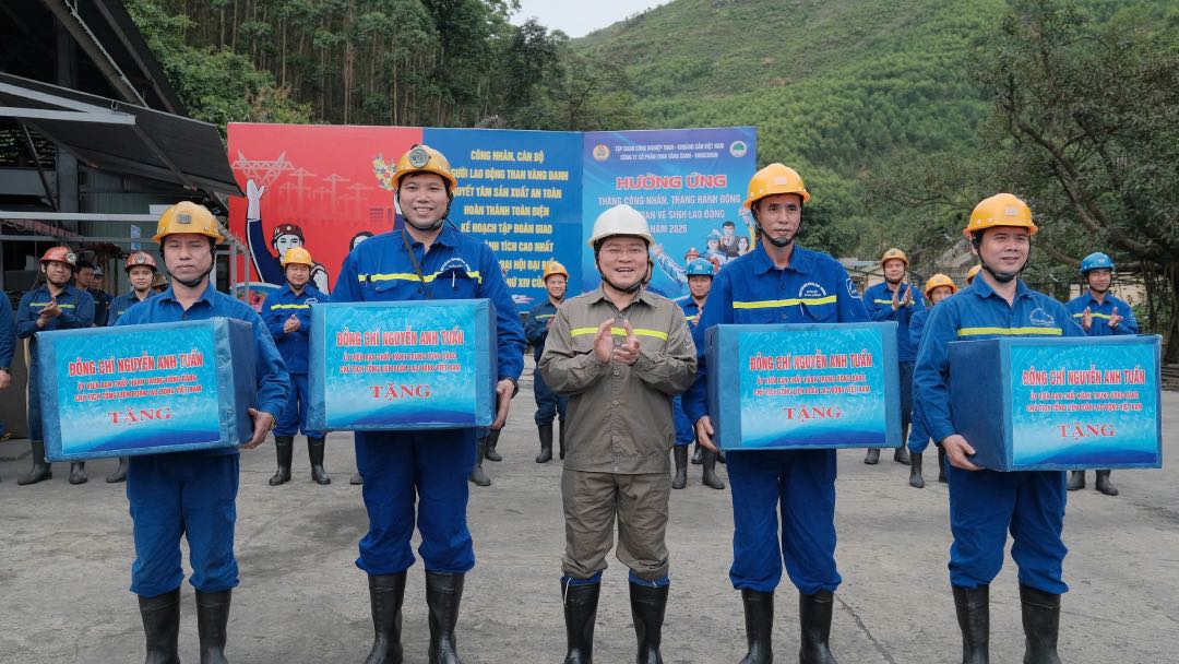tặng quà tập thể Công ty Cổ phần Than Vàng Danh