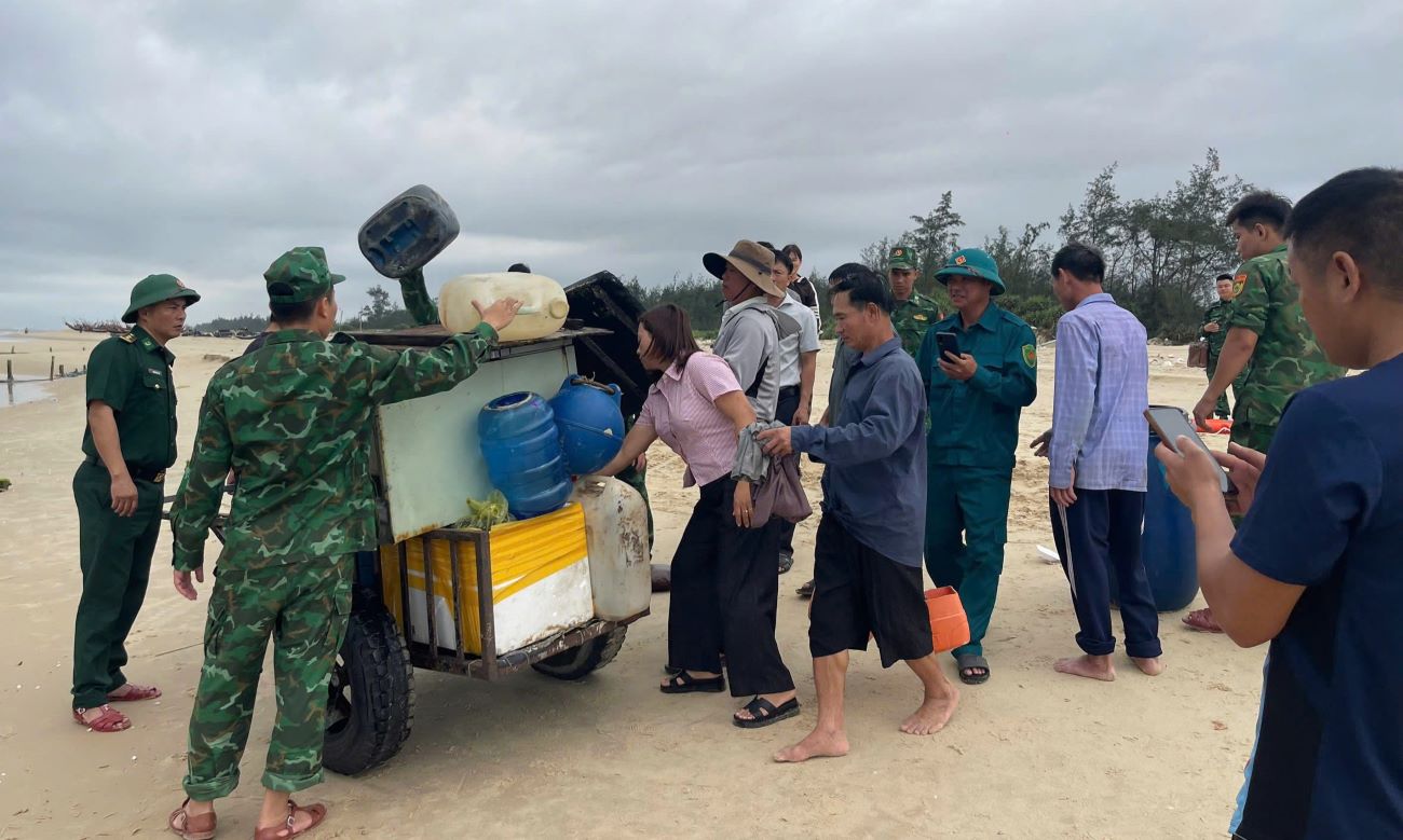 Forces collect property from the fishing boat that fell into the sea. Photo: Hai An Border Guard