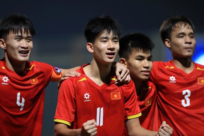 Nguyen Van Duong (No. 11) is the pillar of U17 Vietnam. Photo: Minh Dan
