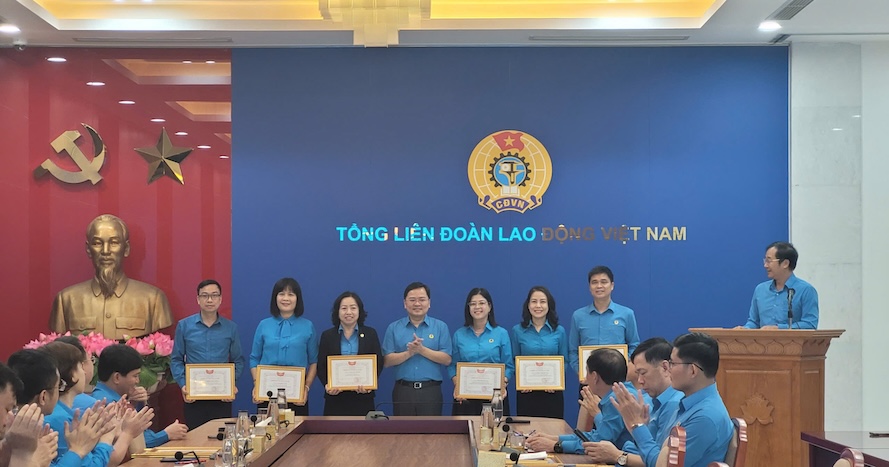 El Sr. Nguyen Anh Tuan - Miembro del Comité Central del Partido, Presidente de la Confederación General del Trabajo de Vietnam (cuarto desde la izquierda) entrega el título de Soldado de Emulación de Base a individuos. Foto: Quang Hung