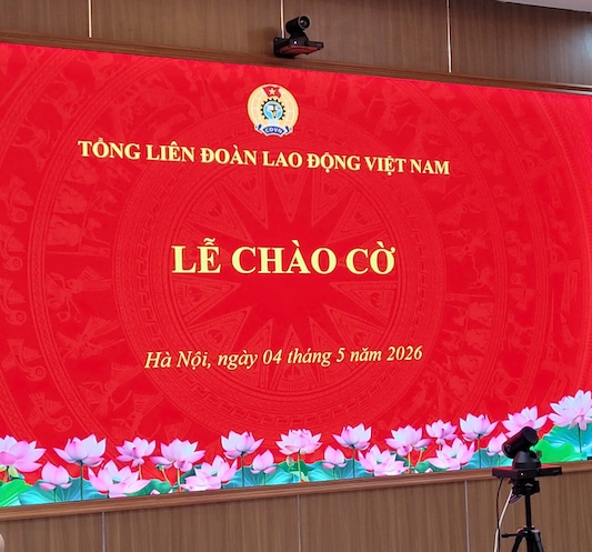 Lễ chào cờ được Tổng Liên đoàn Lao động Việt Nam tổ chức trang trọng sáng thứ Hai ngày 4.5. Ảnh: Quang Hùng