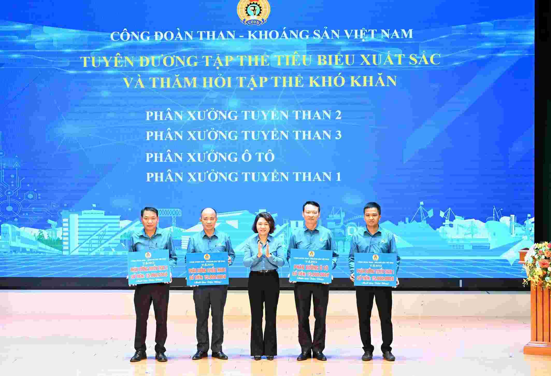 Bà Nguyễn Thị Minh - Phó Chủ tịch Công đoàn Than Khoáng sản Việt Nam  trao tuyên dương tập thể xuất sắc Công ty  Tuyển than Cửa Ông- TKV. Ảnh: Trần Ngọc Duy