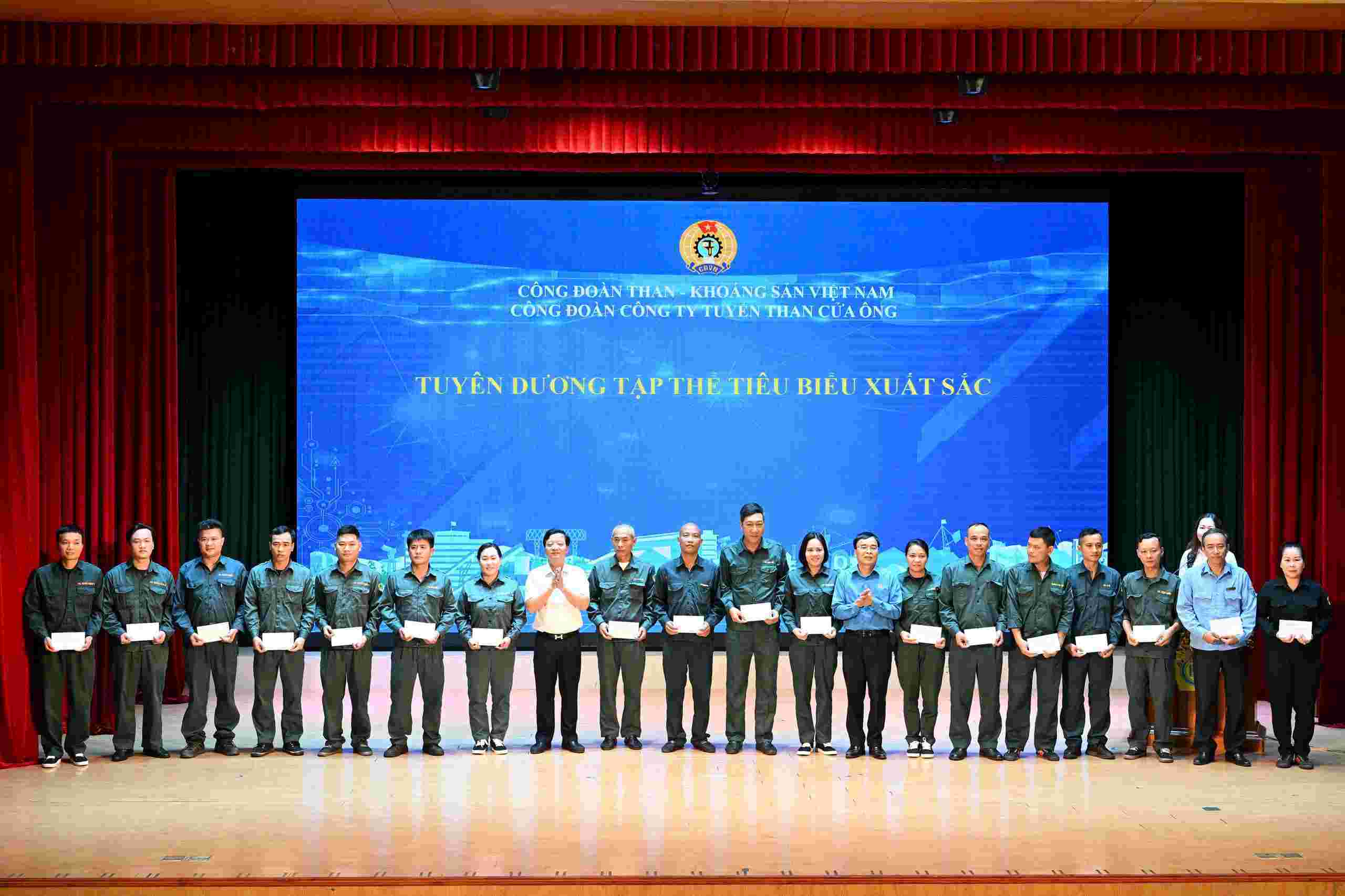 Leaders and Chairman of Cua Ong Coal Selection Trade Union - TKV awarded and commended outstanding collectives in the unit. Photo: Tran Ngoc Duy