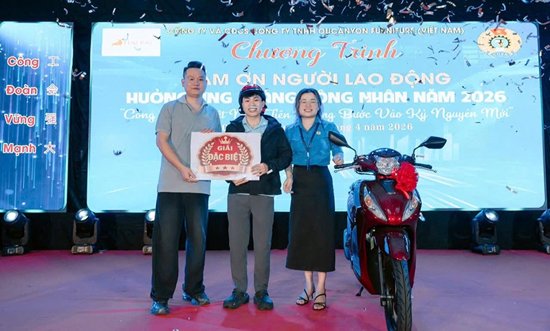 Awarding special prizes in the lucky draw. Photo: Quang Ngai Provincial Labor Federation