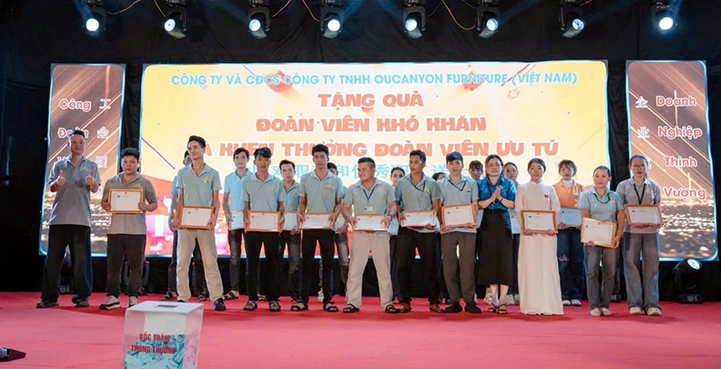 Khen thưởng đoàn viên ưu tú. Ảnh: Liên đoàn Lao động tỉnh Quảng Ngãi