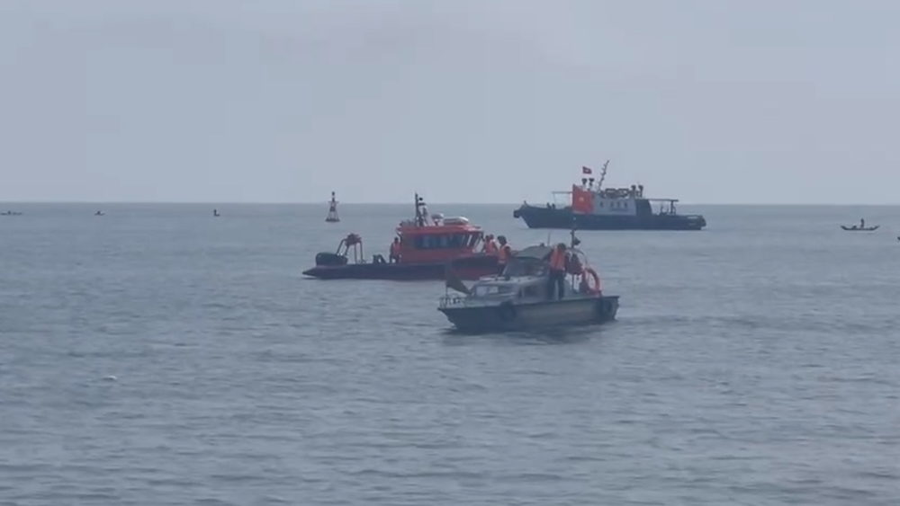 Scene of searching for the man who jumped off the bridge at Thuan An estuary. Photo: Vo Tien