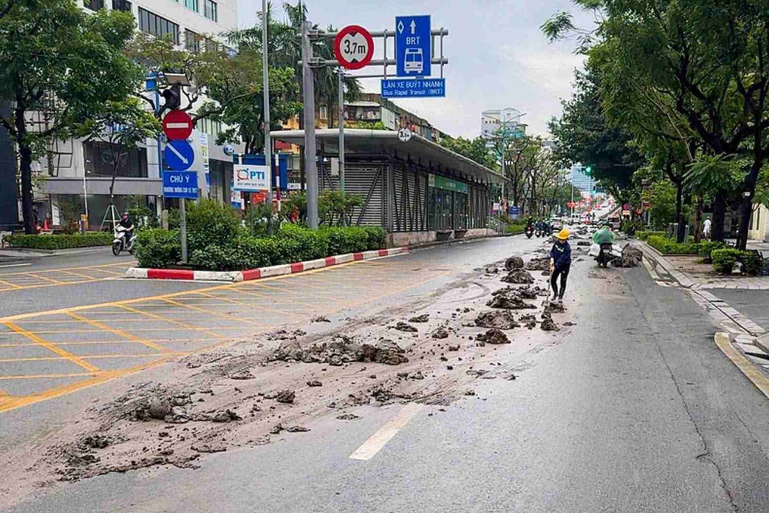 Xe tải làm rơi bùn đất xuống đường Láng Hạ gây trơn trượt, cản trở giao thông. Ảnh: Tiến Ngô