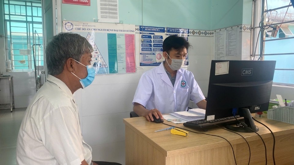 Nhân viên y tế tư vấn sức khỏe cho người dân. Ảnh: Hoàng Lộc