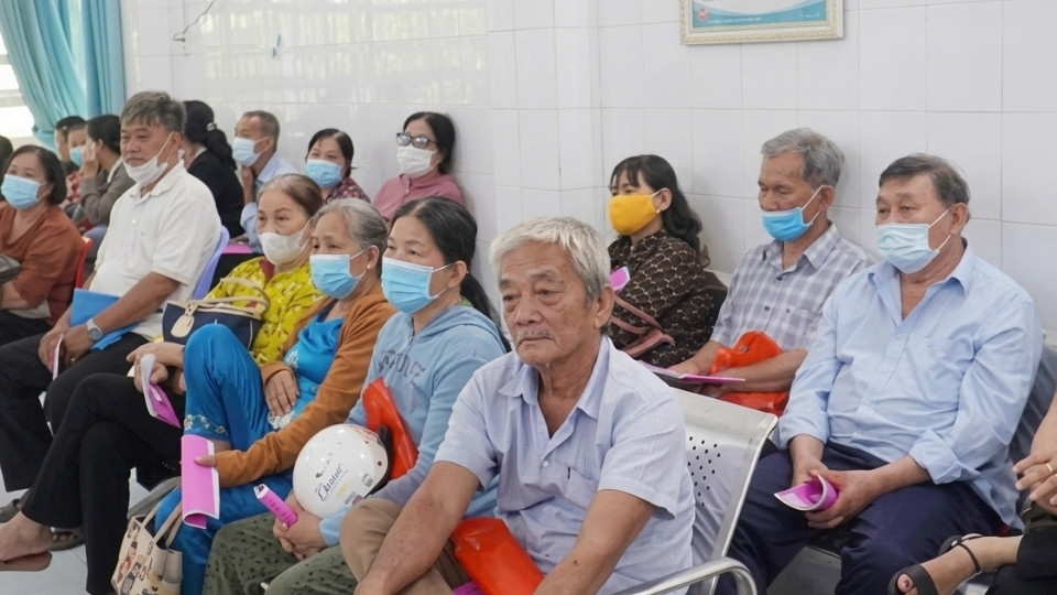 Actividades de examen y tratamiento médico en la Estación de Salud del barrio de An Hoi, que recibe cientos de pacientes cada día. Foto: Hoang Loc