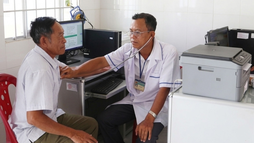 Bác sĩ thăm khám cho người dân tại cơ sở y tế. Ảnh: Hoàng Lộc
