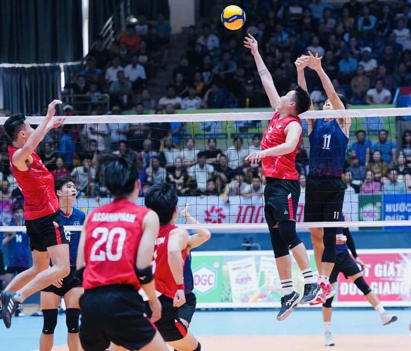Ha Tinh men's volleyball team (red jersey) will participate in this year's tournament in Dien Bien. Photo: VFV